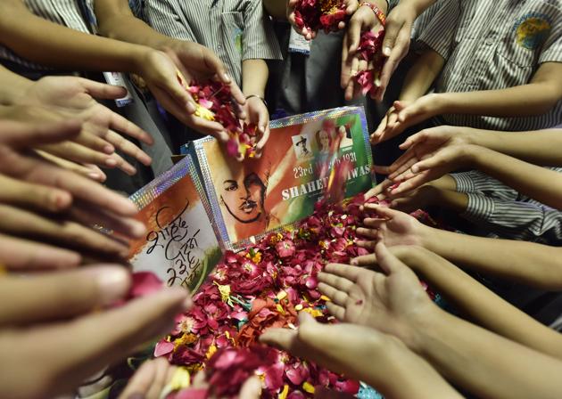 Students pay floral tribute to freedom fighter Bhagat Singh, Rajguru, and Sukhdev  at Euro International School , Sector-45, in Gurgaon, India. (Sanjeev Verma/HT PHOTO) 