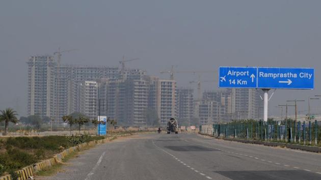 The Dwarka Expressway is an 18-km stretch connecting Dwarka in Delhi and National Highway 8 near Kherki Daula in Gurgaon, catering to more than 30 upcoming Huda sectors.(HT File)