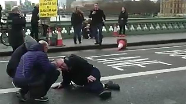 An video grab obtained from the Twitter account of Polish politician and journalist Rados?aw Sikorski, shows a man on the ground receiving assistance on Westminster Bridge on March 22, 2017 in London during an incident. British police shot a suspected attacker outside the Houses (Rados?aw Sikorski / / AFP)
