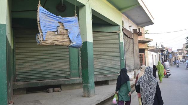 Those selling meat have shut shop fearing action by officials. (Sakib Ali/HT) Those selling meat have shut shop fearing action by officials. (Sakib Ali/HT)