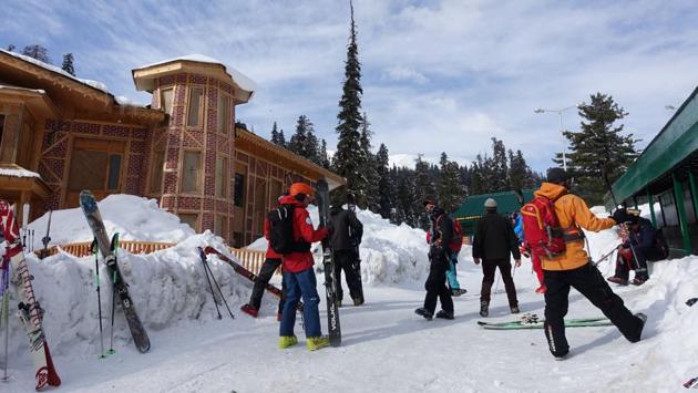 Skiers wait to embark on the gondola at Gulmarg in  Kashmir.  (Alexandre Marchand / AFP) 