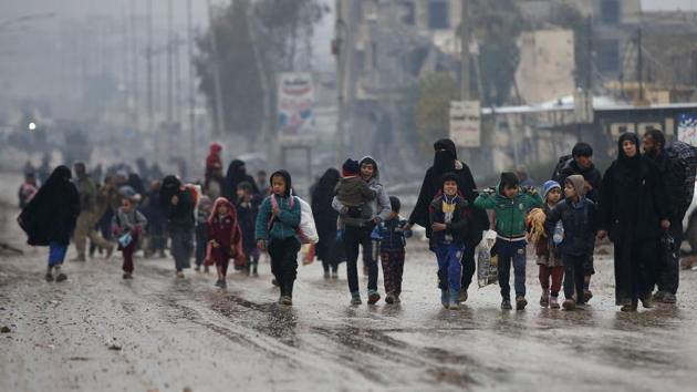 Iraqi civilians flee the city of Mosul as Iraqi forces advance in their massive operation to retake Iraq's second city from jihadists of the Islamic State group on March 23, 2017. (AFP Photo) Iraqi civilians flee the city of Mosul as Iraqi forces advance in their massive operation to retake Iraq's second city from jihadists of the Islamic State group on March 23, 2017. (AFP Photo)