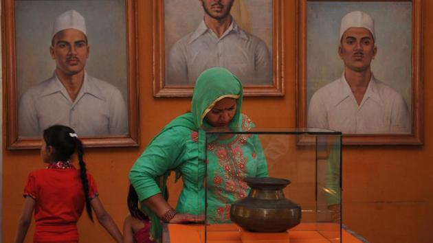 A lady looking at the utensil of Sheed-E-Azam Bhagat Singh on his martyr day at Khatkar Kalan in SBS Nagar. (Pardeep Pandit / HT Photo) 
