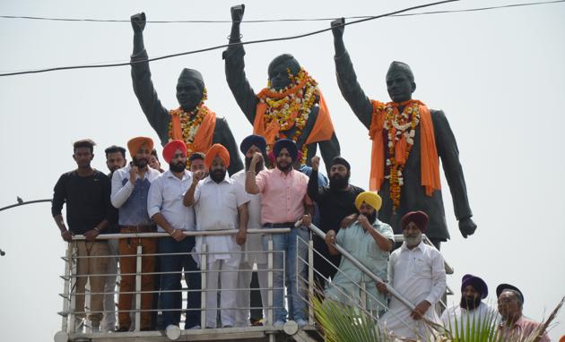 Youth Akali Dal party members pay tribute to martyr Sukhdev, Bhagat Singh and Rajguru on their death anniversary at Jagraon bridge in Ludhiana. (Jagtinder Singh Grewal / HT Photo) 