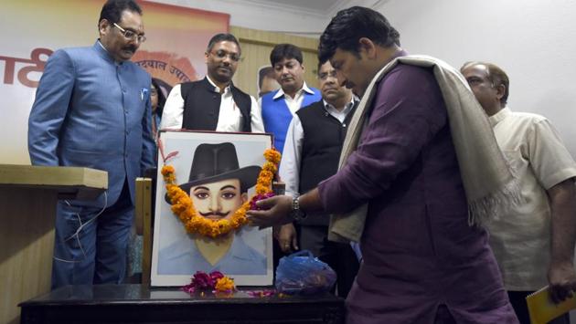 Delhi BJP President Manoj Tiwari and other BJP Leader's pay  flower tribute to Shaheed Bhagat Singh portrait  at Delhi BJP office in New Delhi. (Sonu Mehta/HT PHOTO) 