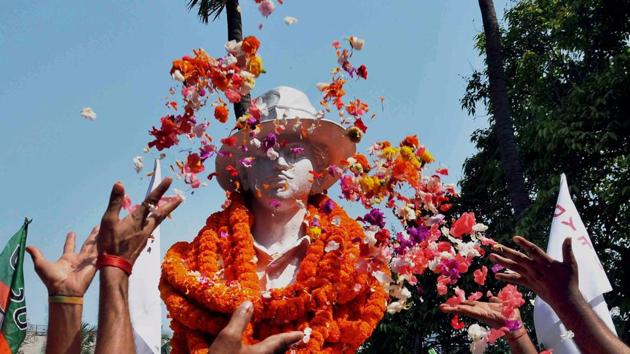 People pay floral tribute to freedom fighter Bhagat Singh on his  86th death anniversary at Bhagat Singh Uddyan in Kolkata. (PTI) 