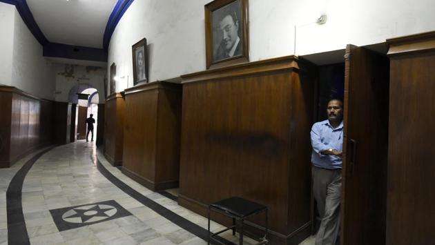 Demonetisation may sound death knell for Delhi’s historic Regal Cinema, Single screen cinemas stare at shutdown as multiplexes, note ban choke profits Choudhary said it was time to fold up Regal as they had not been making money for many years now. (Saumya Khandelwal/HT PHOTO) Demonetisation may sound death knell for Delhi’s historic Regal Cinema, Single screen cinemas stare at shutdown as multiplexes, note ban choke profits Choudhary said it was time to fold up Regal as they had not been making money for many years now. (Saumya Khandelwal/HT PHOTO)