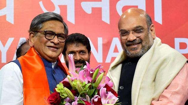 BJP President Amit Shah with former Congress leader and Karnataka chief minister SM Krishna who joined the saffron party in New Delhi on March 22. 2017.(PTI)