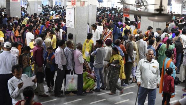 Patients queue up at the Safdarjung Hospital OPD as services were hit due to strike in New Delhi on Thursday. (Saumya Khandelwal/HT PHOTO) Patients queue up at the Safdarjung Hospital OPD as services were hit due to strike in New Delhi on Thursday. (Saumya Khandelwal/HT PHOTO)