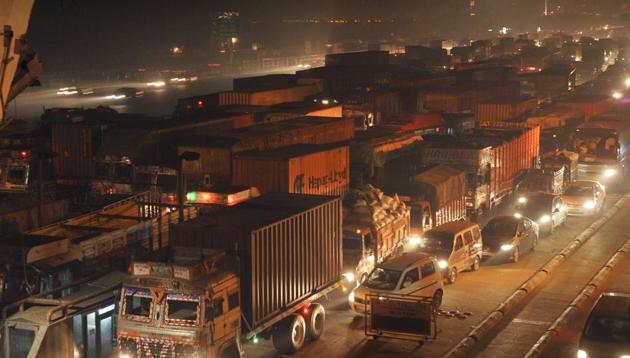 Trucks wait in queue to pay toll at Sirhaul toll plaza(HT File)