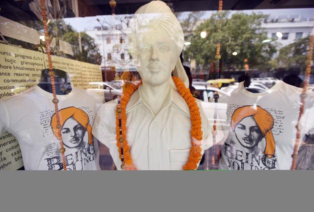 Indian National hero Shaheed Bhagat Singh statue  put on display inside a  shop  at Janpath in New Delhi. (Ravi Choudhary/HT PHOTO) 