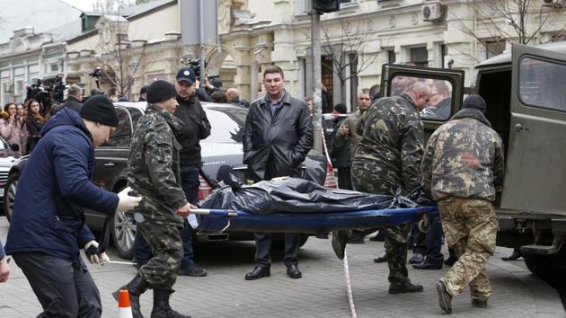 Forensic experts carry the body of Denis Voronenkov, after he was shot dead in Kiev, Ukraine, Thursday, March 23, 2017.(AP Photo)