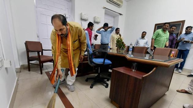 UP Minister Upendra Tiwari sweeping the floor of his office at the state secretariat in Lucknow on Thursday, March 23, 2017.(PTI) UP Minister Upendra Tiwari sweeping the floor of his office at the state secretariat in Lucknow on Thursday, March 23, 2017.(PTI)