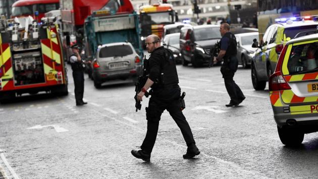 Armed police respond outside Parliament during an incident on Westminster Bridge in London, Britain. (Stefan Wermuth / REUTERS)