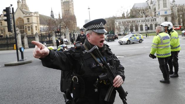 Armed police respond outside Parliament during an incident on Westminster Bridge in London, Britain March 22, 2017. (Stefan Wermuth / REUTERS)