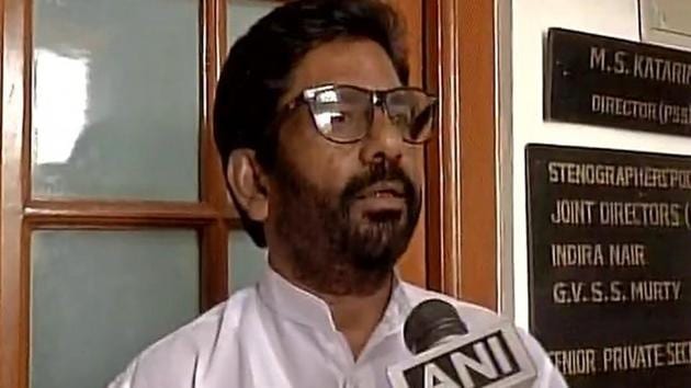 Shiv Sena MP Ravindra Gaikwad assaulted an Air India official at Delhi Airport on Thursday. (ANI/Twitter) Shiv Sena MP Ravindra Gaikwad assaulted an Air India official at Delhi Airport on Thursday. (ANI/Twitter)