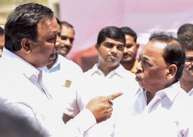 BJP leader Ashish Shelar (left) speaks to Congress leader Narayan Rane outside Vidhan Bhavan on Thursday.(Kunal Patil/HT Photo)