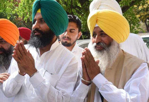Brothers Simarjeet Singh Bains and Balwinder Singh Bains, MLAs of the Lok Insaf Party, on the first day of the maiden session of the 14th assembly of Punjab on Friday, March 24. (Keshav Singh/HT)