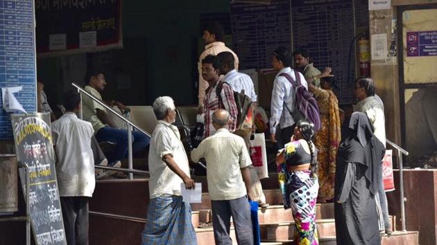Patients outside Sion hospital on Friday.(Arijit Sen/HT)