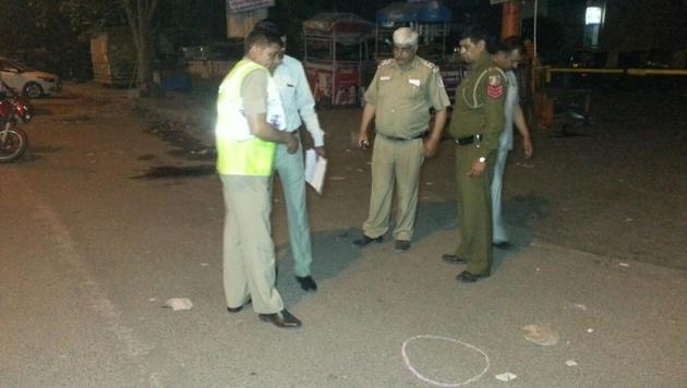 Police officials arrive at the crime scene in Preet Vihar, East Delhi. (HT Photo) Police officials arrive at the crime scene in Preet Vihar, East Delhi. (HT Photo)