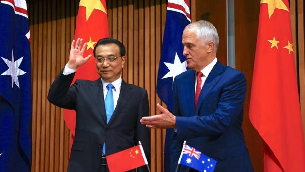 Australia's Prime Minister Malcolm Turnbull (R) gestures to Chinese Premier Li Keqiang (L) at the end of an official signing ceremony at Parliament House in Canberra on March 24, 2017. (AFP Photo) Australia's Prime Minister Malcolm Turnbull (R) gestures to Chinese Premier Li Keqiang (L) at the end of an official signing ceremony at Parliament House in Canberra on March 24, 2017. (AFP Photo)