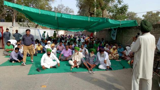 Maur residents protesting in front of the police station demanding action in twin bomb blasts case on Thursday. (HT Photo) Maur residents protesting in front of the police station demanding action in twin bomb blasts case on Thursday. (HT Photo)