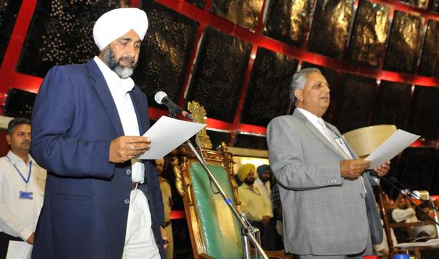 Finance minister Manpreet Singh Badal being administered the oath as MLA by pro-tem speaker Rana KP Singh on the first day of the maiden session of the 14th assembly of Punjab on Friday, March 24. (Keshav Singh/HT)
