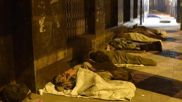 The homeless sleep on a pavement on a cold winter night at Asif Ali road in New Delhi.(Vipin Kumar/ Hindustan Times)