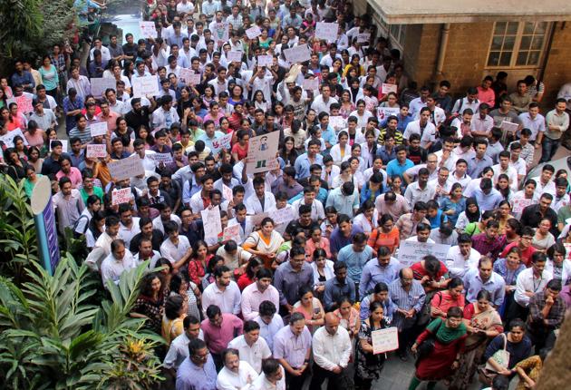 A section of resident doctors, late on Thursday, called off their four-day protest, after chief minister Devendra Fadnavis promised a slew of measures to protect them against attacks and the government told the Bombay high court that trained guards will be posted at city hospitals by April 5, and across the state by April 30. (HT)