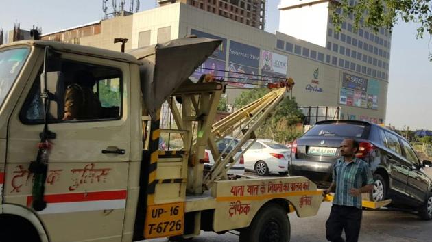 Noida traffic police tow away cars parked illegally outside Logix mall in Noida. The drive has been initiated to decongest city roads. (HT Photo) Noida traffic police tow away cars parked illegally outside Logix mall in Noida. The drive has been initiated to decongest city roads. (HT Photo)