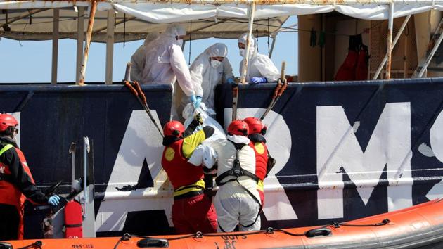 Lifeguards from the Spanish NGO Proactiva Open Arms lift the body of a migrant onto the former fishing trawler Golfo Azzurro during a search and rescue operation in central Mediterranean Sea off the Libyan coast. (Reuters Photo) Lifeguards from the Spanish NGO Proactiva Open Arms lift the body of a migrant onto the former fishing trawler Golfo Azzurro during a search and rescue operation in central Mediterranean Sea off the Libyan coast. (Reuters Photo)