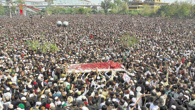 Thousands attend the funeral of Mumtaz Qadri, who was hanged for killing former Punjab (Pakistan) governor Salmaan Taseer.(AP Photo)