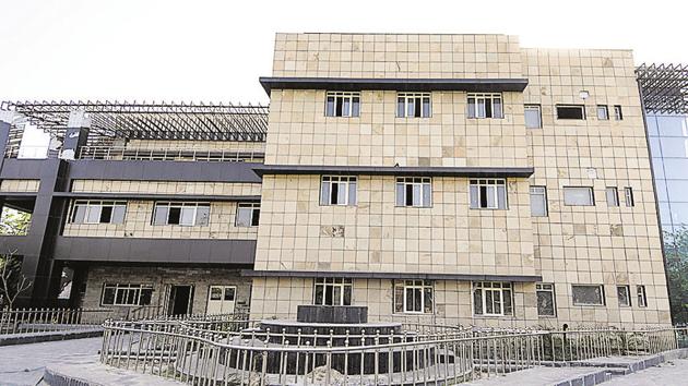 The club is to have facilities such as bar, restaurant, gym, and parking for 250 vehicles. The Noida authority recently gave directions for it to be ready for use by March-end.(Sunil Ghosh/HT Photo) The club is to have facilities such as bar, restaurant, gym, and parking for 250 vehicles. The Noida authority recently gave directions for it to be ready for use by March-end.(Sunil Ghosh/HT Photo)