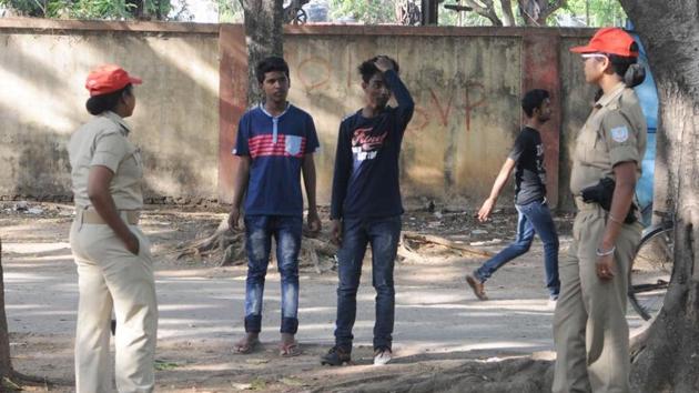 Shakti commandos questioning boys at the science block of Ranchi Women’ s College after district police launched an anti-Romeo campaign in Ranchi (Parwaz Khan/HT Photo) Shakti commandos questioning boys at the science block of Ranchi Women’ s College after district police launched an anti-Romeo campaign in Ranchi (Parwaz Khan/HT Photo)