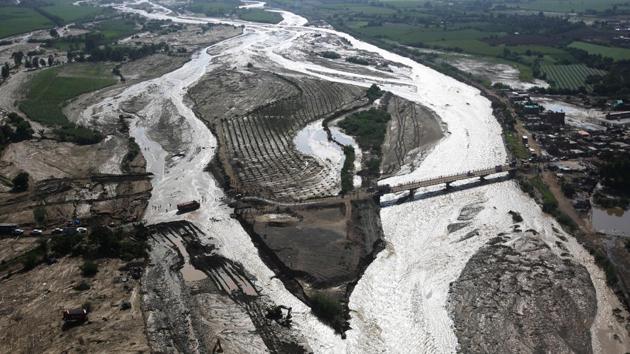 Aerial view of a collapsed road after a massive landslide and flood in Trujillo, northern Peru, March 22, 2017.  (Douglas Juarez  / REUTERS) 