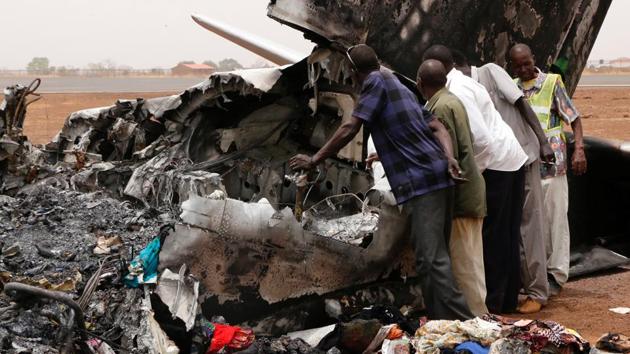 Aviation staff assess the wreckage of a South Supreme Airlines plane that crashed when it landed in the northwestern town of Wau from South Sudan's capital Juba, March 21, 2017. (Jok Solomun  / REUTERS) 