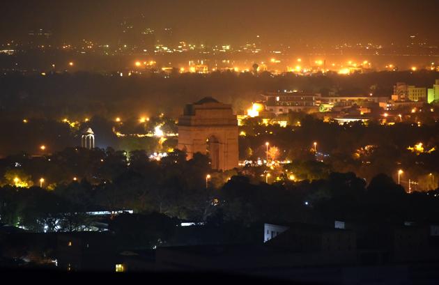 India gate during the Earth Hour in New Delhi. (Ravi Choudhary / HT Photo)