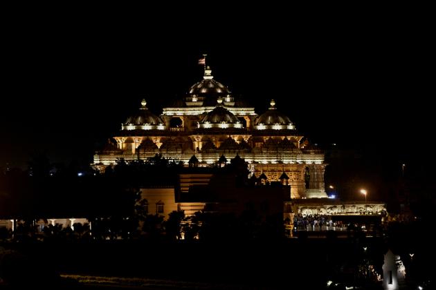 Akshardham temple before the Earth Hour in New Delhi. (Mohd Zakir / HT Photo)