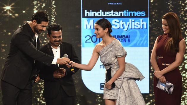 Actors John Abraham, Alia Bhatt and Tisca Chopra made for a stylish trio  on stage.  (Satish Bate/HT Photo) 