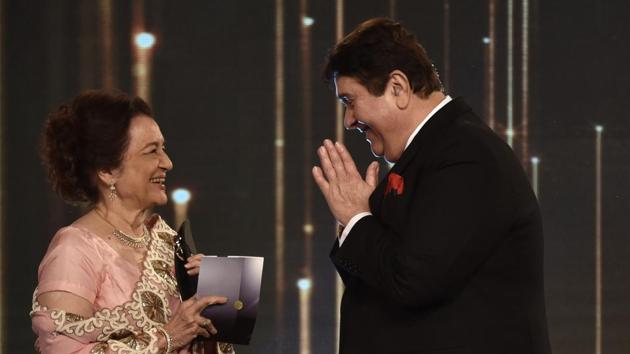 Veteran actor Asha Parekh, recipient of  Most Stylish Lifetime Style Icon award, is greeted on stage by actor Randhir Kapoor. (Satish Bate/HT Photo) 