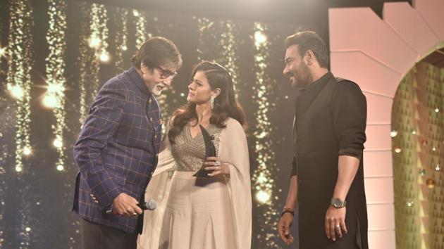 Another candid moment on stage — check out Amitabh Bachchan, Kajol and Ajay Devgn on HT Most Stylish stage.   (Anshuman Poyrekar/HT Photo) 