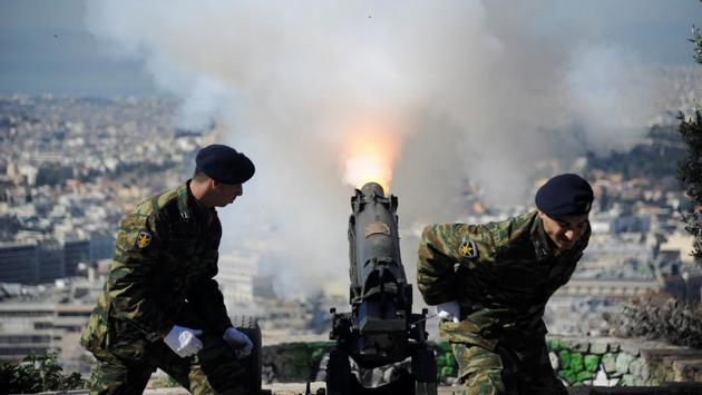 A canon fires from the hill of Lycabettus during Independence Day celebrations in Athens, Greece, March 25, 2017.  (Michalis Karagiannis  / REUTERS) 
