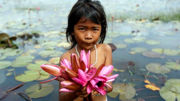 A girl collects water lily flowers at a pond in Kampong Speu province Cambodia, March 24, 2017. Picture taken March 24, 2017. (Samrang Pring /REUTERS) 
