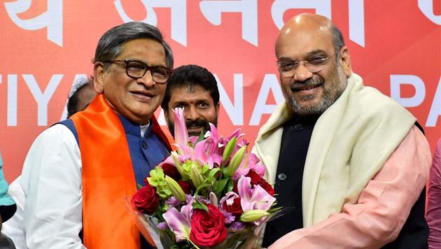BJP national president Amit Shah greets former Karnataka chief minister SM Krishna who joined party in New Delhi on March 22, 2017.(PTI File Photo)