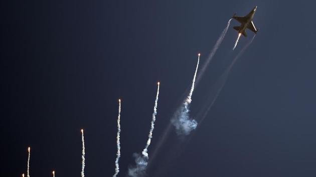 A Pakistani F-16 fighter jets flies past during a Pakistan Day military parade in Islamabad on March 23, 2017. Pakistan National Day commemorates the passing of the Lahore Resolution, when a separate nation for the Muslims of The British Indian Empire was demanded on March 23, 1940. (AAMIR QURESHI / AFP) 