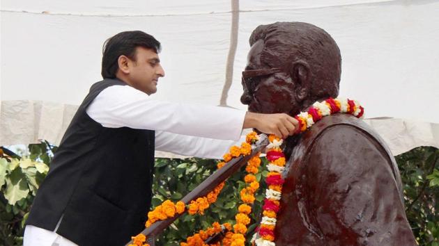 Samajwadi Party president Akhilesh Yadav pays tributes to Dr Ram Manohar Lohia in Lucknow.(PTI)