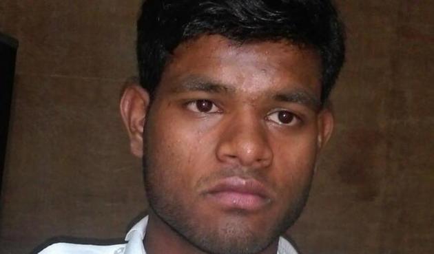 Vicky Bharat bought a traffic cop’s uniform from a shop in Kingsway Camp. He used to dupe traffic rule offenders by threatening to issue them a challan. (HT Photo) Vicky Bharat bought a traffic cop’s uniform from a shop in Kingsway Camp. He used to dupe traffic rule offenders by threatening to issue them a challan. (HT Photo)