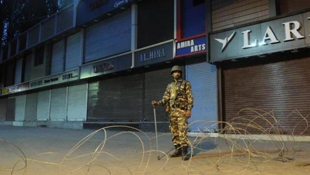 The injured policeman was taken to a hospital in Srinagar for treatment. (HT File Photo) The injured policeman was taken to a hospital in Srinagar for treatment. (HT File Photo)
