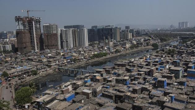 Slums line both banks of the Mithi at Bharat Nagar.  (Satish Bate/HT Photo) 