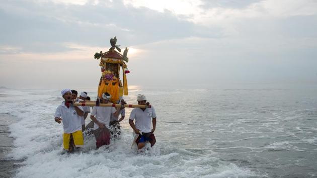 Balinese Hindu men carry Jempana, or symbols of God, along a beach during Melasti. (Agung Parameswara/REUTERS) Balinese Hindu men carry Jempana, or symbols of God, along a beach during Melasti. (Agung Parameswara/REUTERS)